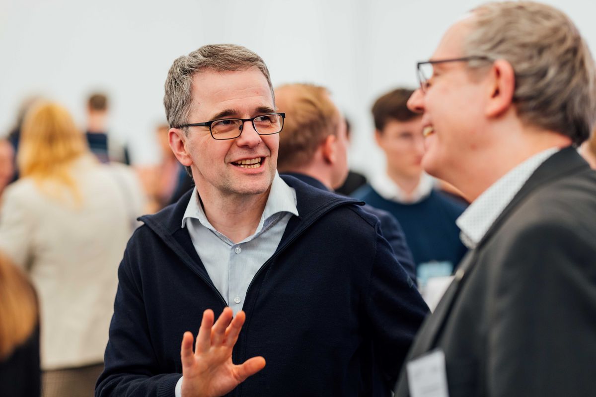 zur Vergrößerungsansicht des Bildes: Zu sehen sind Prof. Dr. Frank Lütze Prof. Dr. Roger Gläser im Gespräch.